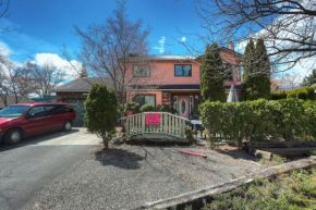 Гостиница By the Bridge Bed & Breakfast  Келоуна